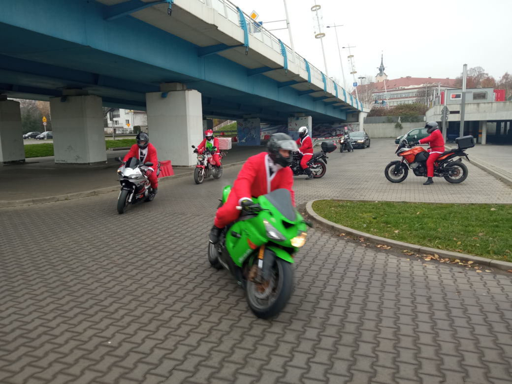 Motomikołajki Podkarpacie 2022. W sobotę Mikołaje wyjechali do Domu Dziecka w Nienadowej