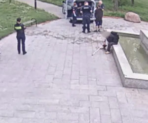 Przysiadł na brzegu fontanny. Nagle podbiegli dwaj mężczyźni i zaczęli go topić! Horror w Łodzi