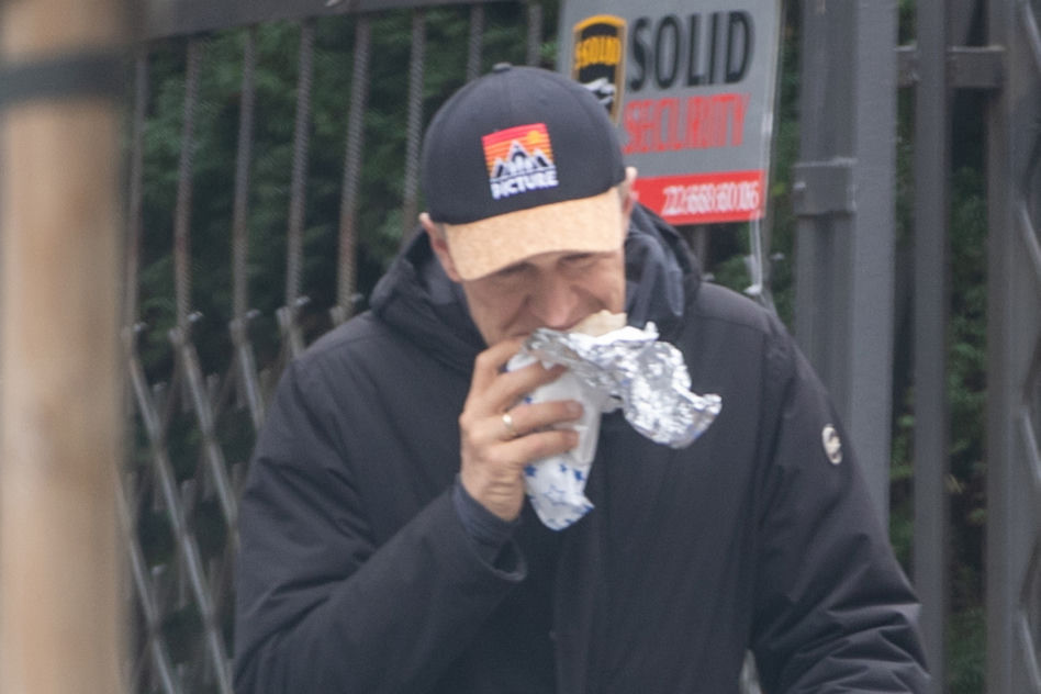 Michał Żebrowski  dojada na mieście 