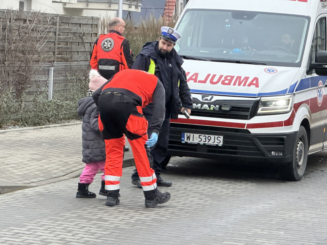 Kierująca dodgem wjechała w matkę z dziećmi. 6-latka trafiła do szpitala