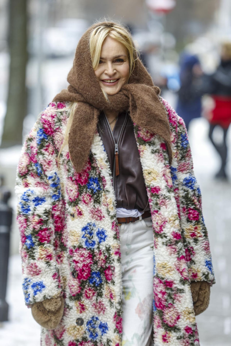 Monika Olejnik jak "babooshka" pod studiem TVN! Kwiaty, chusta i… plakat Warhola za fortunę