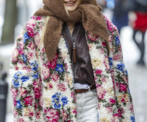 Monika Olejnik jak babooshka pod studiem TVN! Kwiaty, chusta i… plakat Warhola za fortunę