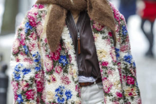 Monika Olejnik jak babooshka pod studiem TVN! Kwiaty, chusta i… plakat Warhola za fortunę