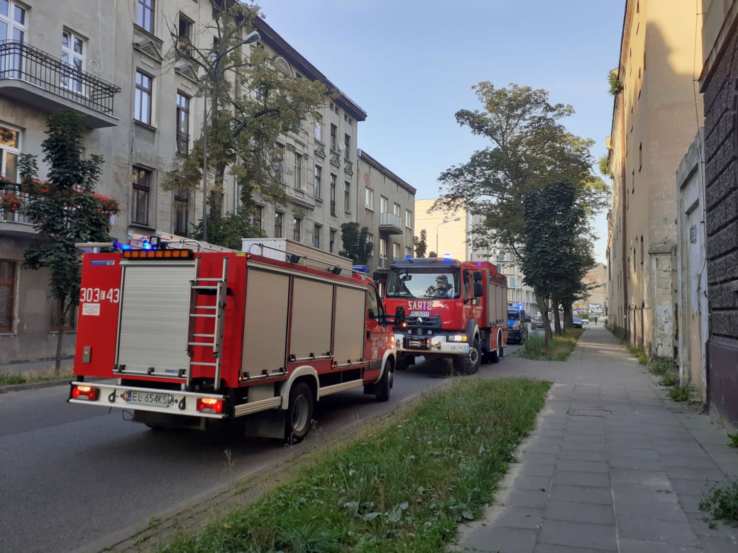 W pustostanie w centrum Łodzi zawalił sie dach. 7 zastępów strażaków  przeszukuje gruzowisko