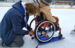 Osoby jeżdżące na wózkach mogą korzystać z łomżyńskiego lodowiska! MOSiR kupił specjalny sprzęt