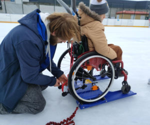 Osoby jeżdżące na wózkach mogą korzystać z łomżyńskiego lodowiska! MOSiR kupił specjalny sprzęt