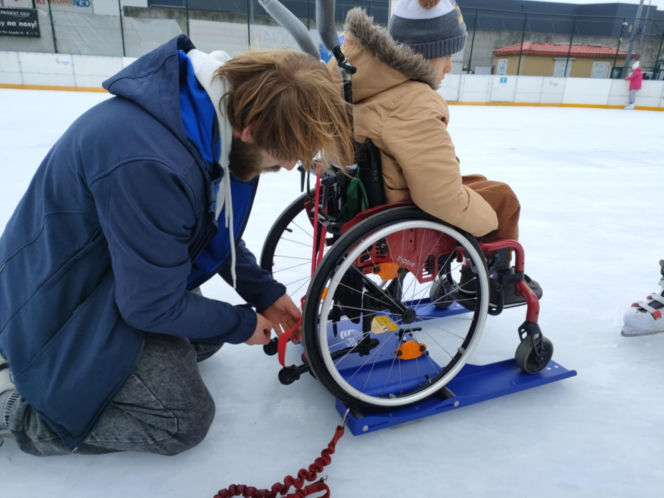 Osoby jeżdżące na wózkach mogą korzystać z łomżyńskiego lodowiska! MOSiR kupił specjalny sprzęt