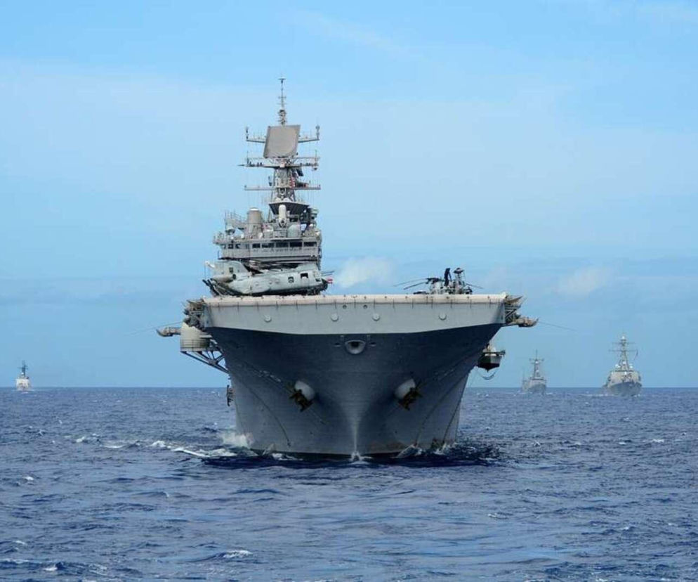 Amerykański lotniskowiec USS George Washington płynący przez ocean. O jego misji przeczytasz na SE Portal Obronny.