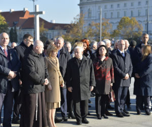 Jarosław Kaczyński na Powązkach i przed pomnikiem brata. Prezes PiS nie zapomina o kolejnej miesięcznicy