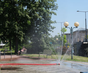 W Warszawie stanęły kurtyny wodne. Warszawiacy walczą z upałem