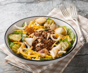 Big Mac w misce? Ten przepis na sałatkę to hit TikToka. Smakuje jak z fast foodu, a jest o niebo zdrowsza!