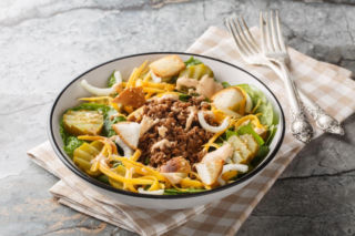 Big Mac w misce? Ten przepis na sałatkę to hit TikToka. Smakuje jak z fast foodu, a jest o niebo zdrowsza!