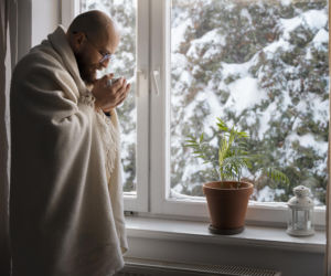 Sąsiad za ścianą nie ogrzewa mieszkania i zimno jest także u ciebie? Sprawdź, co zrobić w takiej sytuacji 