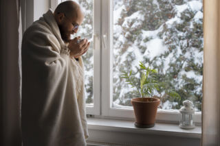 Sąsiad za ścianą nie ogrzewa mieszkania i zimno jest także u ciebie? Sprawdź, co zrobić w takiej sytuacji 