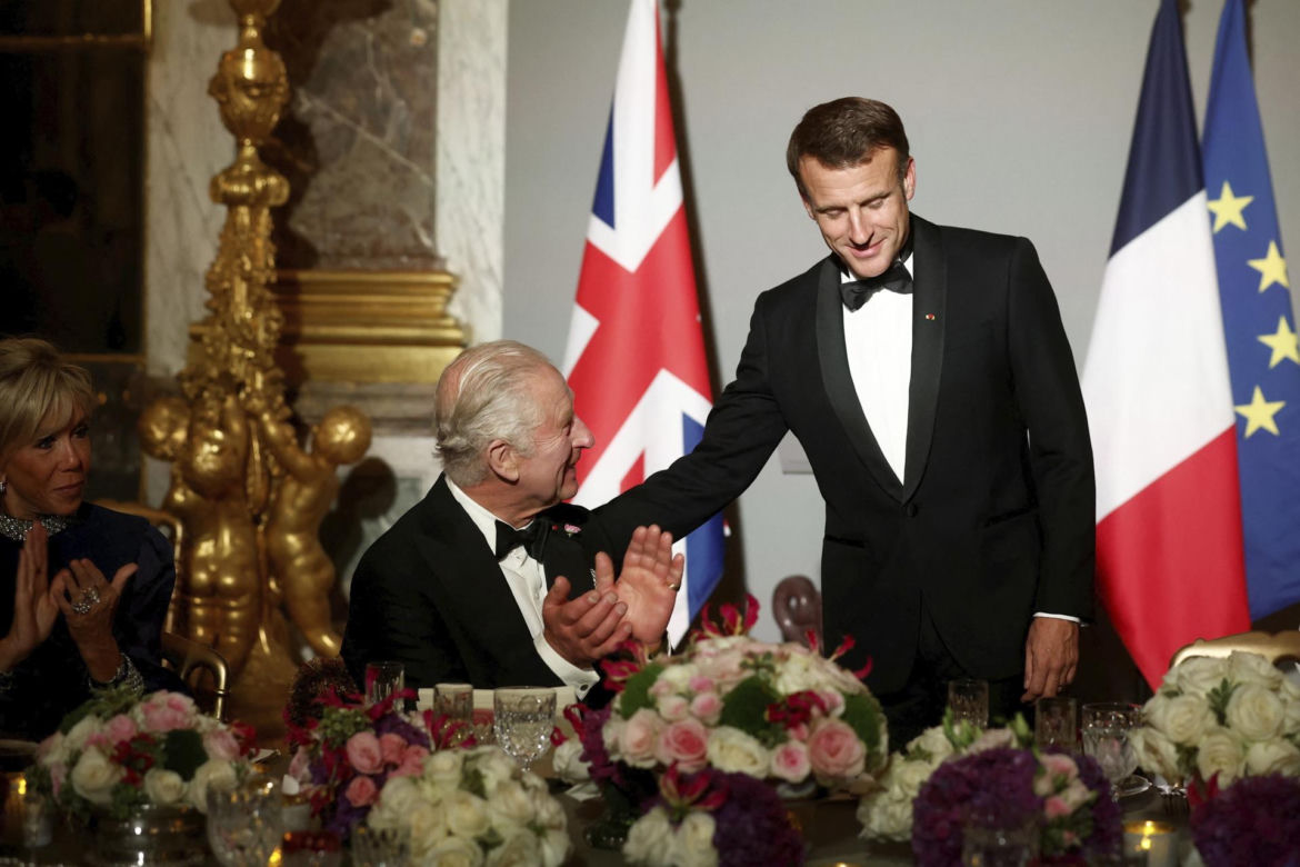 Emmanuel Macron zachwycony królową Camillą! Nie powstrzymał się od całusów