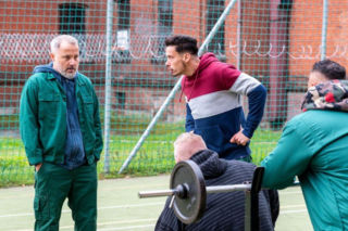 Pierwsza miłość: Współwięzień Bartka grozi jego rodzinie. Zapowiada, że zrobi to kolejny raz, jeśli Miedzianowski nie będzie współpracował