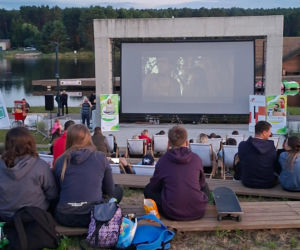 To jedyne takie kino plenerowe w Świętokrzyskiem. W Porcie Lubianka na leżakach i na kajakach