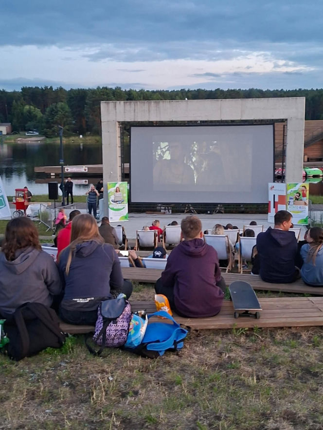 To jedyne takie kino plenerowe w Świętokrzyskiem. W Porcie Lubianka na leżakach i na kajakach