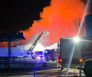 Gigantyczny pożar hal produkcyjnych w Bramkach. W akcji setki strażaków