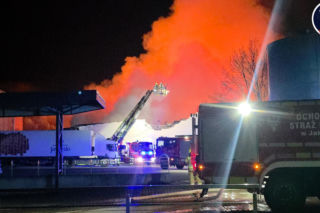 Gigantyczny pożar hal produkcyjnych w Bramkach. W akcji setki strażaków