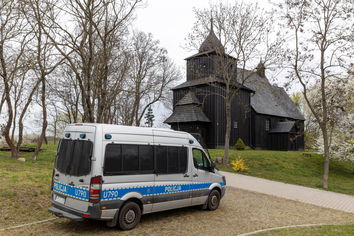 Policjanci pod kościołem w Wierzenicy pilnują świątynię