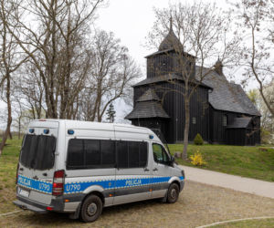 Policjanci pod kościołem w Wierzenicy pilnują świątynię