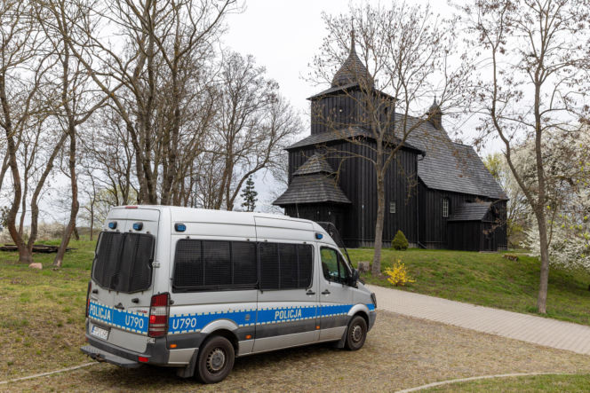 Policjanci pod kościołem w Wierzenicy pilnują świątynię
