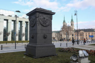 Warszawa dawniej i dziś. Studnia przed placem Krasińskich