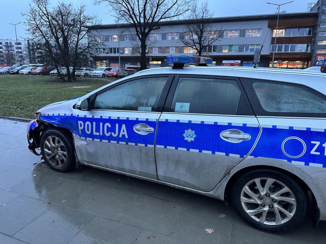 Dramatyczna interwencja w Warszawie. Policjant ranny w wypadku