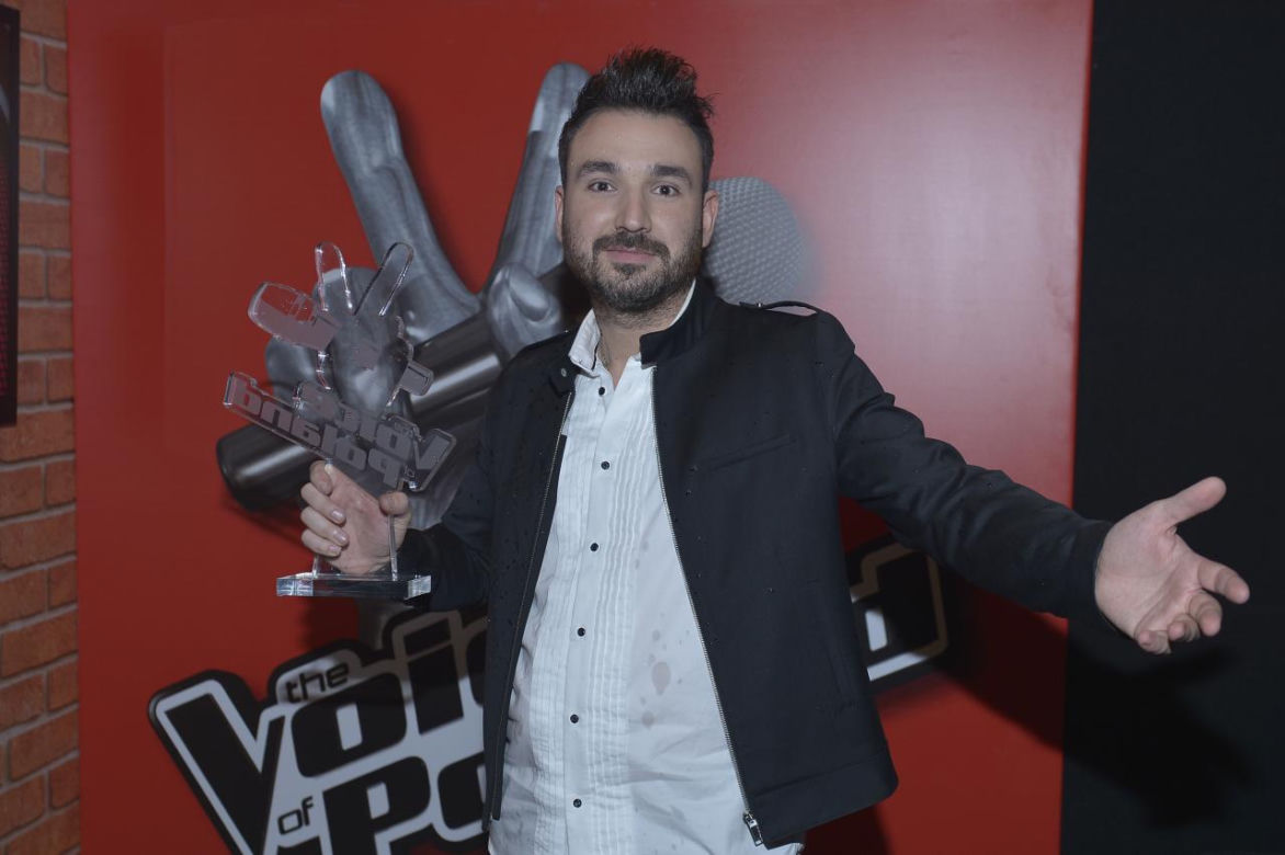 Niecodzienne sceny na warszawskim lotnisku. Zwycięzca "The Voice of Poland" zaśpiewał hymn czasów PRL-u 