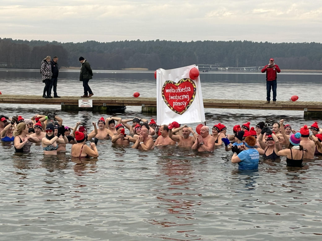WOŚP 2025 w Olsztynie. Morsy w szczytnym celu wykąpali się w lodowatym jeziorze Ukiel [ZDJĘCIA]