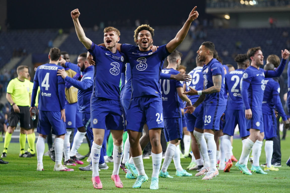 Piłkarze i kibice Chelsea Londyn świętują wygranie Ligi Mistrzów po zwycięstwie w finale 1:0 z Manchesterem City 