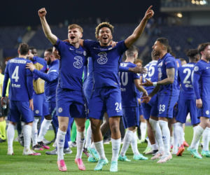 Piłkarze i kibice Chelsea Londyn świętują wygranie Ligi Mistrzów po zwycięstwie w finale 1:0 z Manchesterem City 