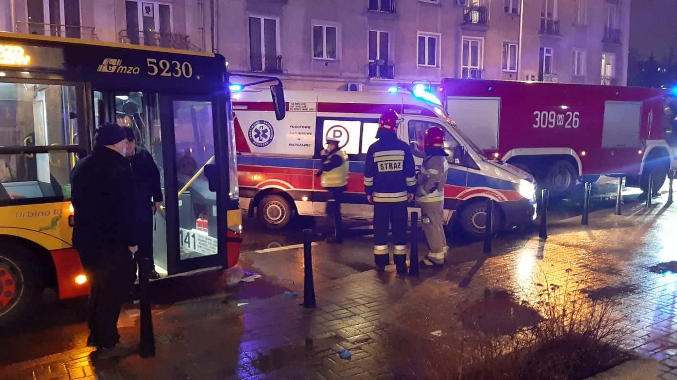 Wieczorny dramat na Mokotowie. Pieszy potrącony przez autobus