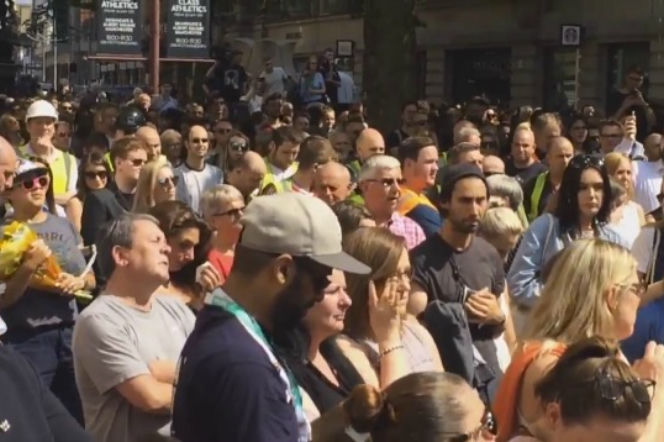 Manchester: tłum zaśpiewał w hołdzie ofiarom zamachu [VIDEO]