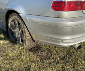 Zambrów. Senior testował auto po naprawie. Zniszczył murawę na boisku [ZDJĘCIA]