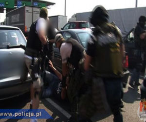 Policja rozbiła gang samochodowy z Wołomina. WIDOWISKOWA akcja na autostradzie A2