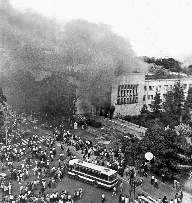 Płonący gmach KW PZPR, Radom 1976.
