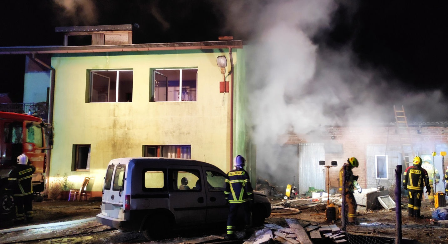 Pożar w Tarczynie, budynek gospodarczy płonął jak pochodnia