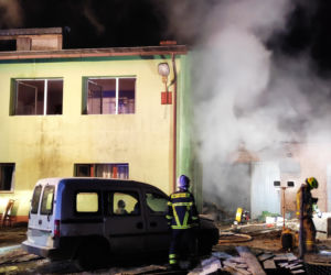 Pożar w Tarczynie, budynek gospodarczy płonął jak pochodnia