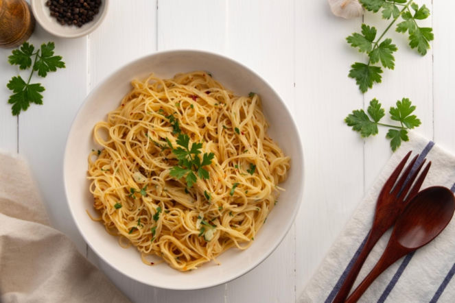 Ten makaron z hummusem i cytryną robi się szybciej, niż myślisz. Obiad wręcz idealny