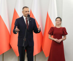 Marta Nawrocka w czerwieni