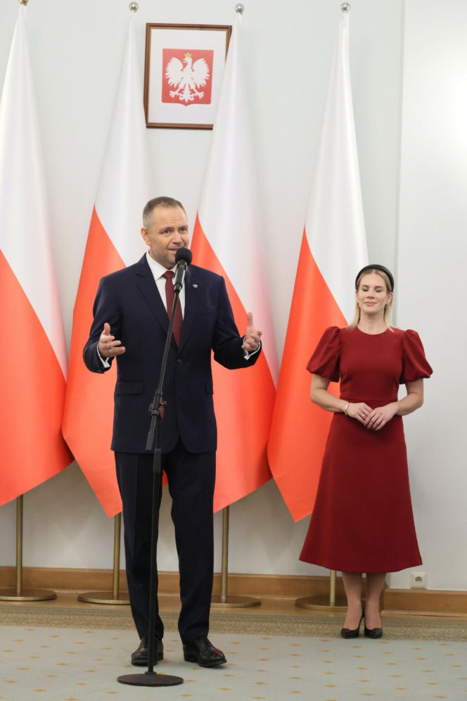 Marta Nawrocka w czerwieni