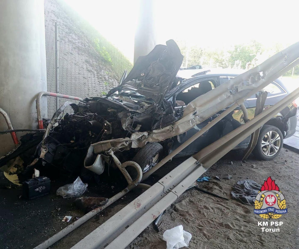 Tragedia pod wiaduktem. 34-letni kierowca zmarł w szpitalu. Samochód roztrzaskany