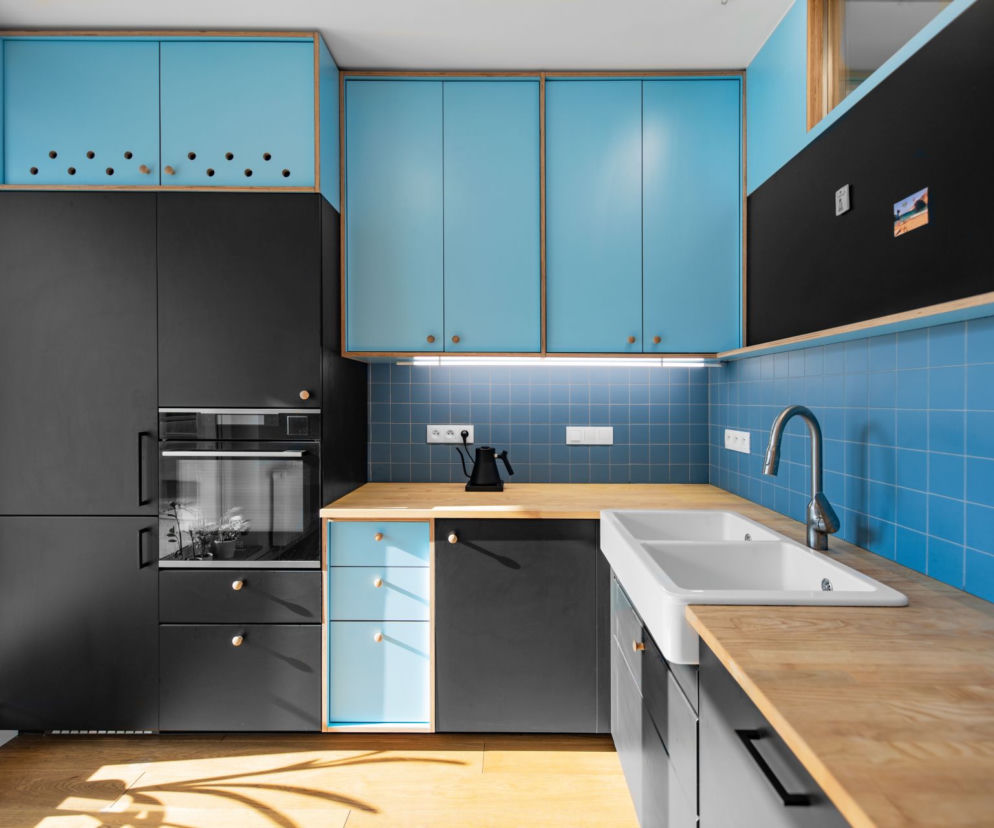 Połączyli dwa mieszkania i zaszaleli z kolorem niebieskim. Oto jak wyszło