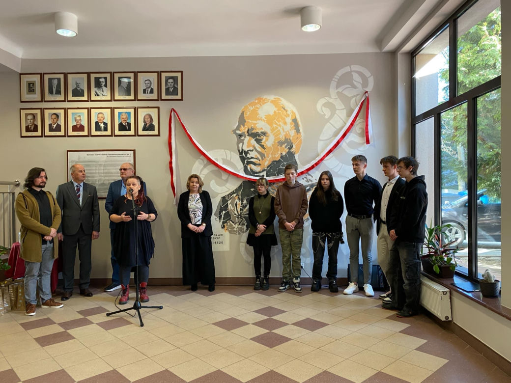 Uczniowie ZSP nr 1 stworzyli mural na ścianach szkoły. Grafika przedstawia patrona placówki