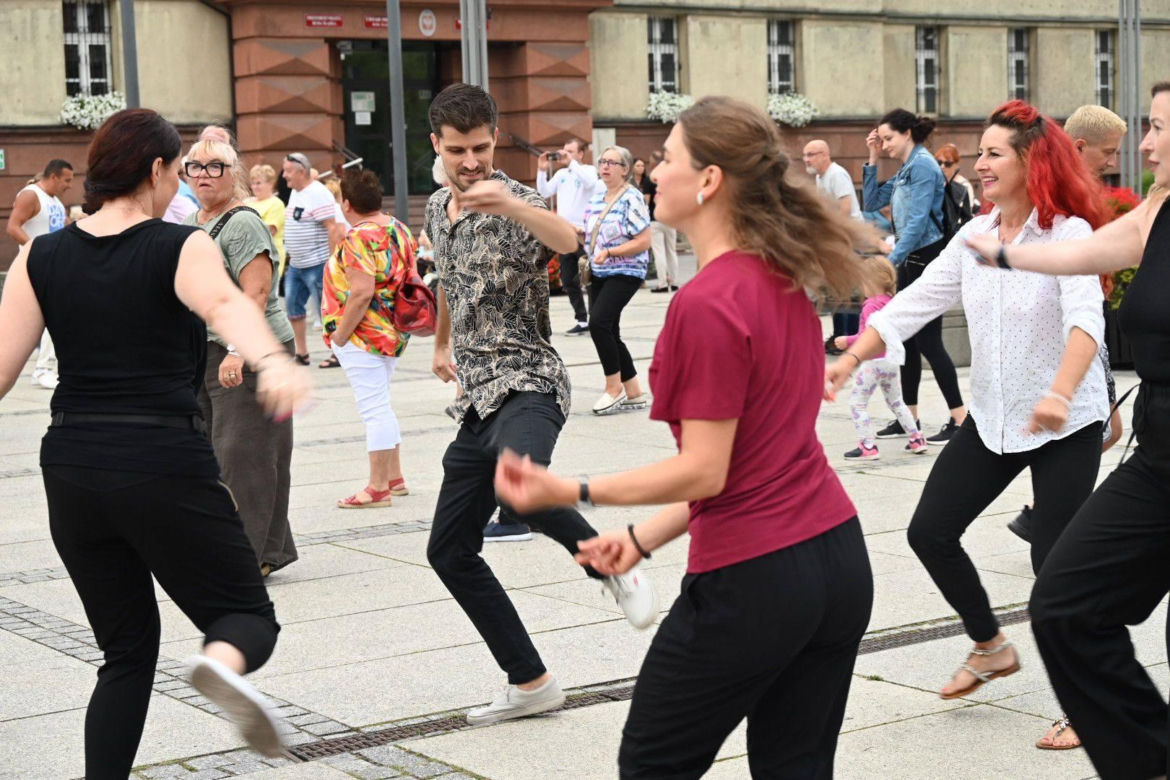 Ruda Śląska tańczy jak dawniej. Międzypokoleniowa potańcówka na rynku porwała tłumy