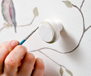 Odnawiamy komodę: malowane ptaki na prostej komodzie