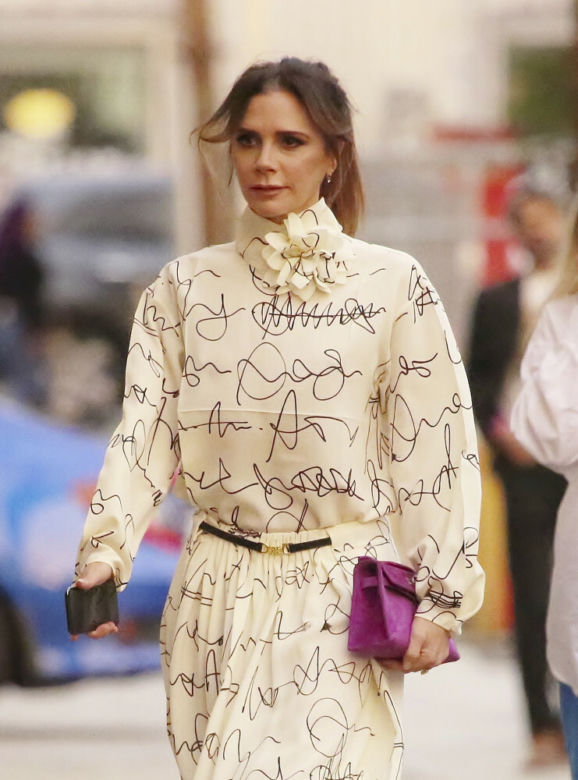  Halejcio niczym Victoria Beckham. Ten sznurowany dekolt powala!