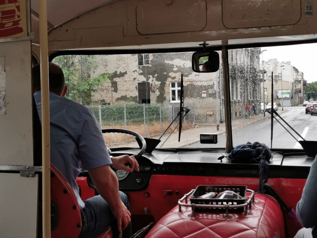 Czerwony autobus po Kaliszu mknie